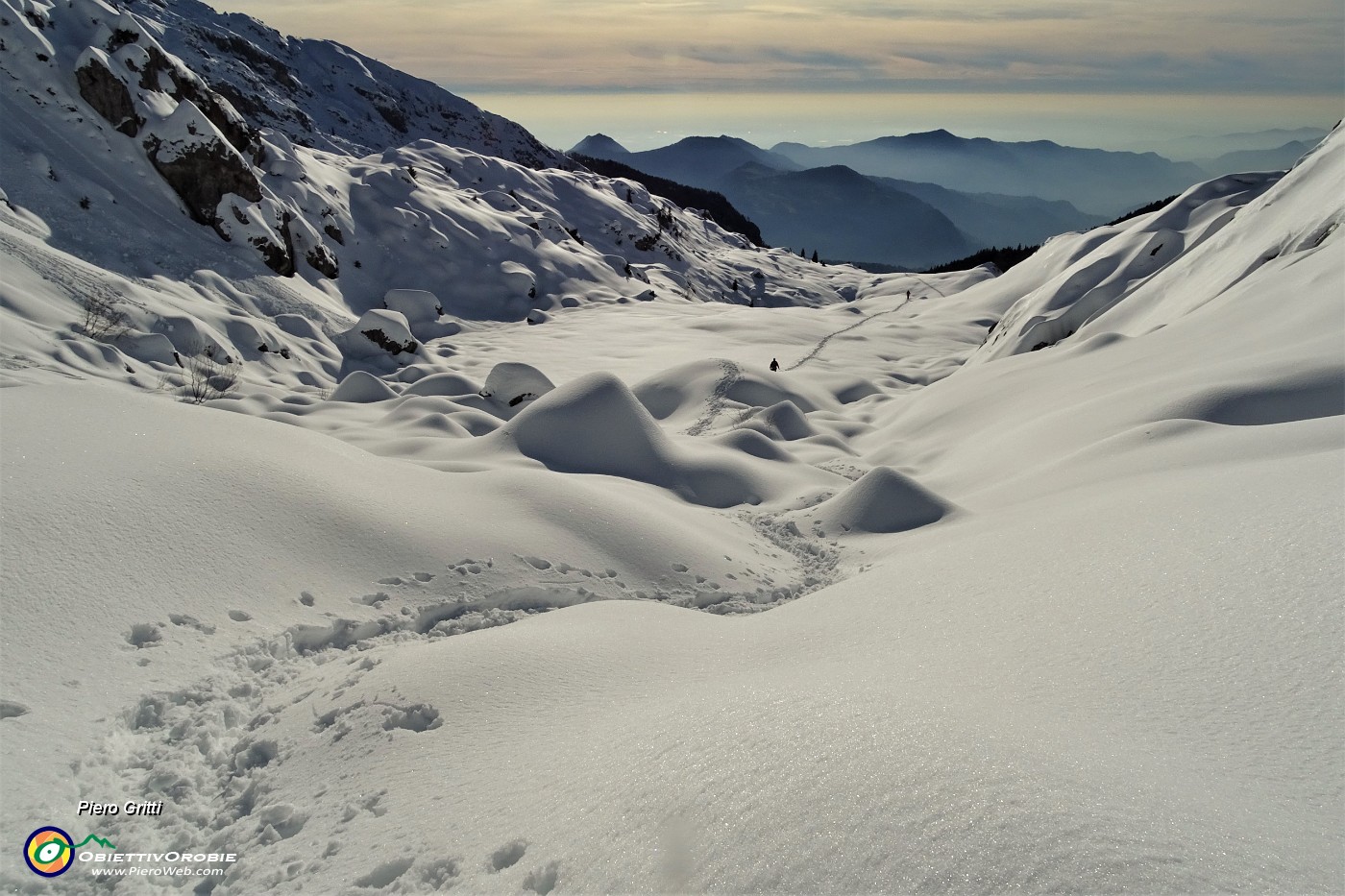 57 Discesa tra 'dune' di neve.JPG